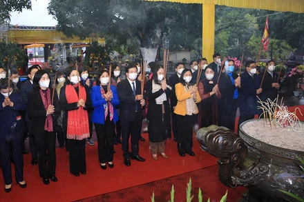 Các đại biểu dâng hương tưởng nhớ Hai Bà Trưng. (Ảnh: Phạm Hùng)