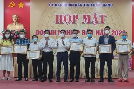 Tặng Bằng khen cho các doanh nghiệp tiêu biểu năm 2021.