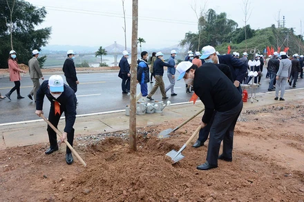 Lãnh đạo tỉnh Yên Bái trồng cây trên tuyến đường Bách Lẫm, thành phố Yên Bái.