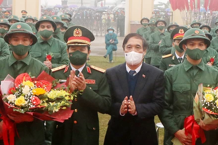 Thứ trưởng Quốc phòng Nguyễn Tân Cương và Bí thư Tỉnh ủy Phú Thọ Bùi Minh Châu tặng hoa động viên các thanh niên lên đường nhập ngũ.
