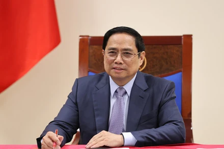 Thủ tướng đề nghị Chủ tịch, Giám đốc điều hành Pfizer quan tâm thúc đẩy càng sớm càng tốt việc cung ứng 22 triệu liều vaccine dành cho trẻ em từ 5 đến dưới 12 tuổi tại Việt Nam ngay trong những ngày tới - Ảnh: VGP/Nhật Bắc