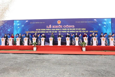 Chủ tịch nước Nguyễn Xuân Phúc và các đại biểu thực hiện nghi thức khởi công dự án.