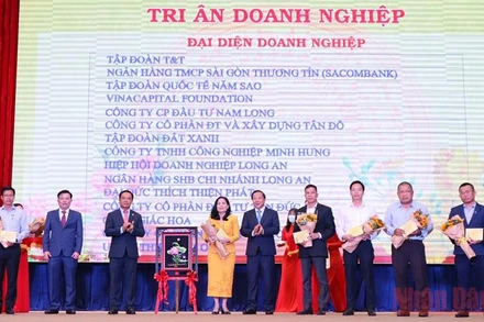 Lãnh đạo tỉnh Long An tri ân các doanh nghiệp, các tổ chức, cá nhân hỗ trợ, góp sức cùng tỉnh vượt qua đại dịch Covid-19.