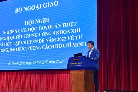 Thứ trưởng Ngoại giao Phạm Quang Hiệu phát biểu khai mạc Hội nghị "Nghiên cứu, học tập, quán triệt Nghị quyết Hội nghị Trung ương 4 khóa XIII và học tập Chuyên đề năm 2022 về tư tưởng, đạo đức, phong cách Hồ Chí Minh năm 2022". (Ảnh: Báo Thế giới và Việt Nam)