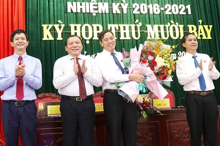 Lãnh đạo tỉnh Quảng Trị tặng hoa chúc mừng đồng chí Nguyễn Đăng Quang.