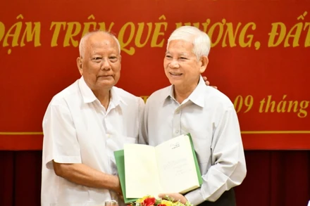 Đồng chí Lê Phước Thọ tặng sách cho nguyên Chủ tịch nước Nguyễn Minh Triết.