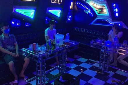 Các đối tượng bị bắt quả tang sử dụng ma tuý, bóng cười trong quán karaoke Hương Quê.