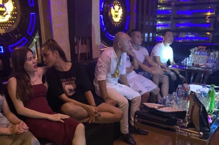 "Dũng trọc" cùng các đối tượng tại quán Kaoraoke.