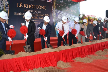 Đại diện lãnh đạo tỉnh Bình Thuận cùng chủ đầu tư và các đối tác thực hiện nghi lễ khởi công Dự án.