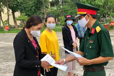 Trao giấy chứng nhận hoàn thành cách ly tập trung cho người dân từ tâm dịch Đà Nẵng trở về địa phương.