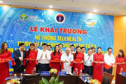 Các đại biểu cắt băng khai trương hệ thống Telehealth tại Bệnh viện Nhi Trung ương.