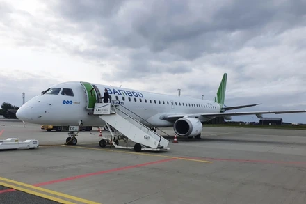 Các hãng hàng không hủy và lùi giờ hàng loạt chuyến bay do bão số 5.