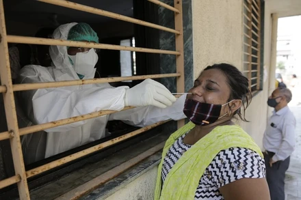 Lấy mẫu xét nghiệm Covid-19 cho người dân tại trung tâm y tế ở Ahmedabad, Ấn Độ, ngày 10-9. (Ảnh: AP)