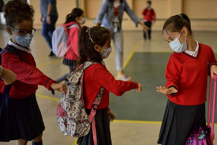 Các em học sinh đeo khẩu trang khi đến trường Luis Amigo, tại Pamplona, Tây Ban Nha, ngày 7-9. (Ảnh: AP)