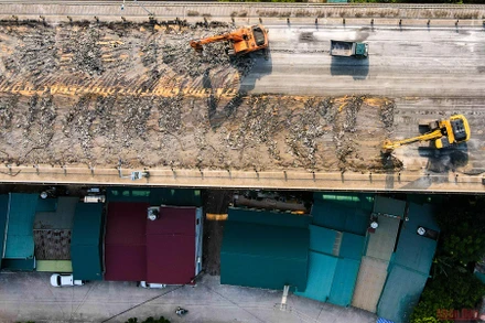 Cận cảnh công trường sửa chữa, nâng cấp mặt cầu Thăng Long