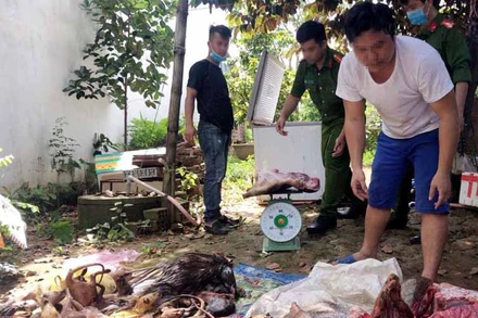 Ông Thành (áo trắng) cùng tang vật vụ việc tại thời điểm lực lượng chức năng kiểm tra phát hiện.