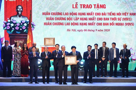 Thủ tướng Nguyễn Xuân Phúc trao các phần thưởng cao cho Đài Tiếng nói Việt Nam. (Ảnh: TRẦN HẢI)