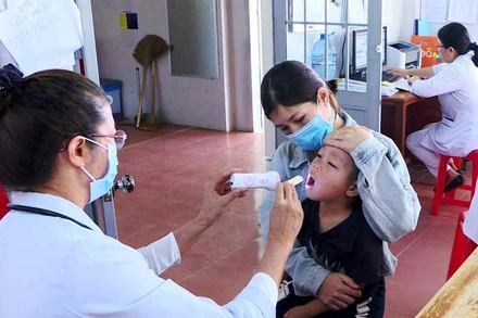 Khám sàng lọc bệnh bạch hầu tại cơ sở y tế.