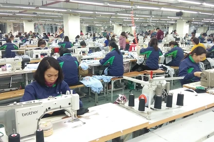 Khó khăn về xuất khẩu, Công ty TNG chủ động chuyển sang sản xuất khẩu trang và quần áo bảo hộ phòng chống dịch Covid-19. 