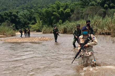 Lực lượng an ninh Thái Lan tuần tra trên con sông giáp biên giới với Myanmar trong nỗ lực ngăn chặn những người nhập cảnh trái phép từ quốc gia láng giềng. Ảnh: Bangkok Post