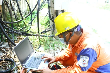 Điện lực Cừa Lò trích xuất dữ liệu lưu trữ tại các công-tơ điện tử của các hộ dân, xác minh vụ việc.