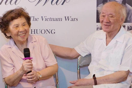 Nhà văn Vũ Tú Nam và vợ trong buổi ra mắt sách "Hồi ức tình yêu" năm 2017. Ảnh: FB họa sĩ Vũ Huy.