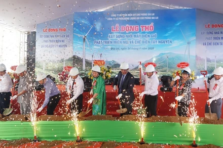 Các đại biểu tiến hành thủ tục động thổ khởi công xây dựng công trình.