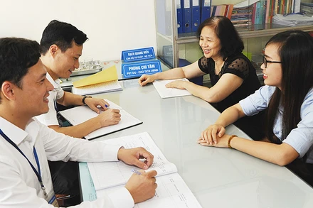 Cán bộ phường Mộ Lao (Hà Đông, Hà Nội) niềm nở tiếp đón người dân làm thủ tục hành chính. Ảnh: HẢI NAM