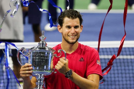 Dominic Thiem ẵm trên tay Cúp vô địch US Open 2020. (Ảnh: ATP)