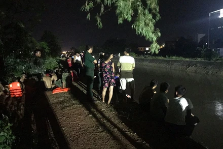 Lực lượng chức năng tìm kiếm nạn nhân trong đêm.