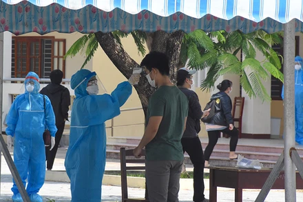 Thí sinh thay khẩu trang, rửa tay sảt khuẩn và đo thân nhiệt trước khi vào phòng học quy chế thi.