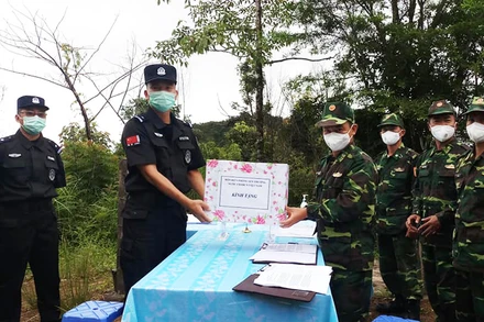 Đại diện Đồn Biên phòng Sen Thượng, Việt Nam tặng quà lưu niệm Đại đội quản lý biên giới Giang Thành, Trung Quốc.