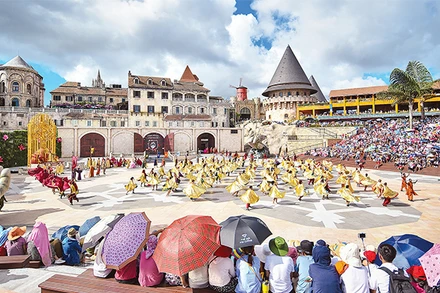 Những vũ điệu carnival sôi động đã trở thành điểm nhấn thu hút du khách đến với Bà Nà Hills. (Ảnh: NDHT) 