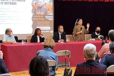 Bà Trần Tố Nga (đứng) phát biểu tại buổi gặp mặt.