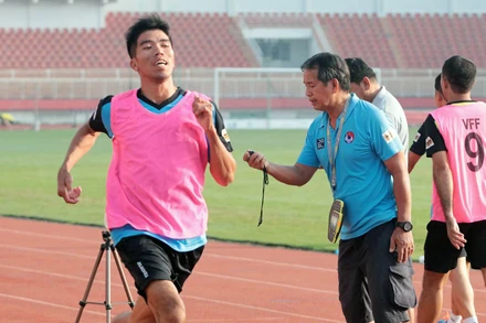 Bài kiểm tra về thể lực luôn là điều kiện tiên quyết để các trọng tài, trợ lý trọng tài tham gia làm nhiệm vụ tại các giải đấu. (Ảnh: VFF)
