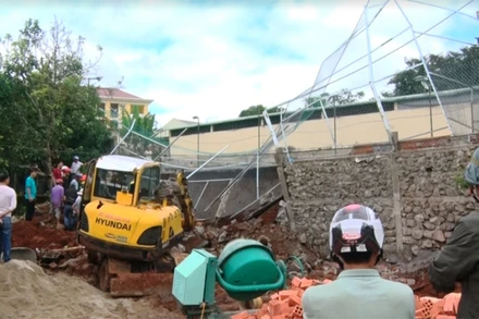 Hiện trường vụ sập tường rào kè đá khiến một người tử vong.
