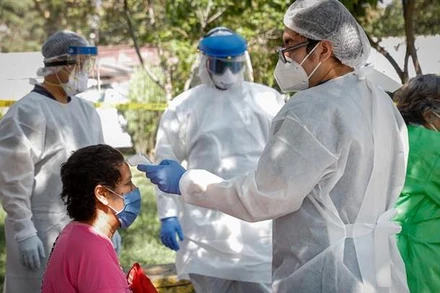  Nhân viên y tế lấy mẫu xét nghiệm Covid-19 tại Mexico City, Mexico. (Ảnh: THX/TTXVN)