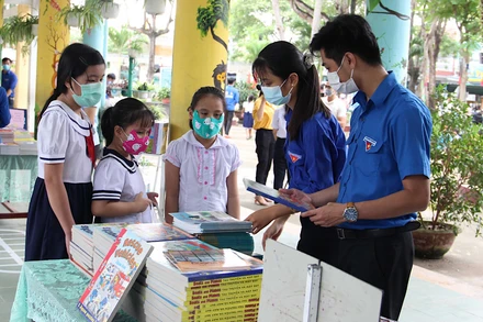 Đoàn viên hỗ trợ các em nhận sách