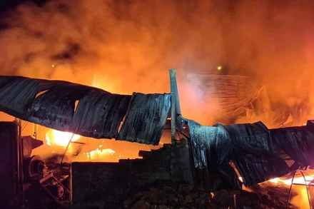 Toàn bộ nhà kho bị ngọn lửa thiêu rụi