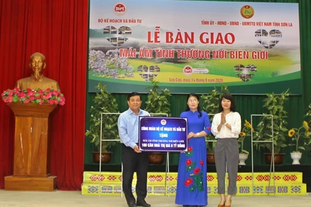 Đồng chí Nguyễn Chí Dũng trao tặng biển hỗ trợ 100 căn nhà cho huyện Sốp Cộp. 