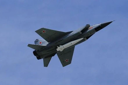 Máy bay chiến đấu MiG-31K mang tên lửa siêu thanh Dagger (Đoản kiếm).