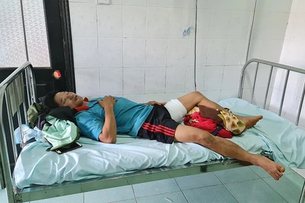 Do bị trâu điên tấn công nên anh Lâm Văn Tuấn, phải nhập viện điều trị tại Bệnh viện Đa khoa tỉnh Đắk Nông. 