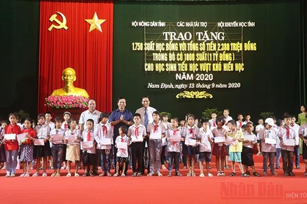 Đồng chí Trần Văn Chung, Phó Bí thư thường trực Tỉnh ủy cùng đại diện Hội Khuyến học, Hội Nông dân tỉnh Nam Định trao học bổng cho các em học sinh nghèo hiếu học.