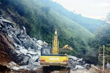 Sạt lở trên tuyến quốc lộ 4D từ thành phố Lào Cai đi Sa Pa.