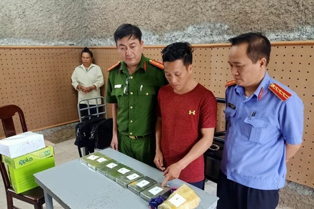 Hai đối tượng Giàng Chừ Pó và Lý Thị Chử cùng tang vật bị bắt giữ.