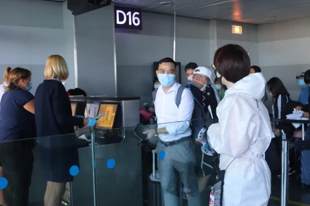 Làm thủ tục xuất cảnh tại sân bay quốc tế Borispol, Ukraine.