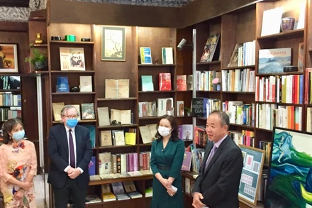 Đại sứ Nguyễn Thiệp và Đại sứ Trần Thị Hoàng Mai và các nhà nghiên cứu Pháp tại lễ khai mạc triển lãm ngày 12-9.