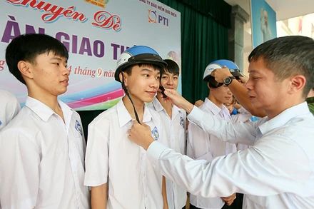 Tặng mũ bảo hiểm cho học sinh Quảng Yên