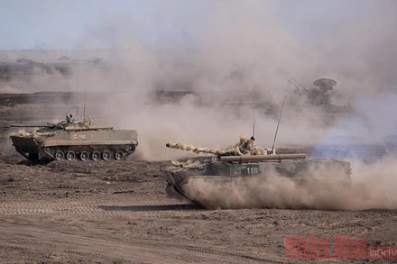 Xe tăng Nga tập trận. Ảnh Thanh Thể