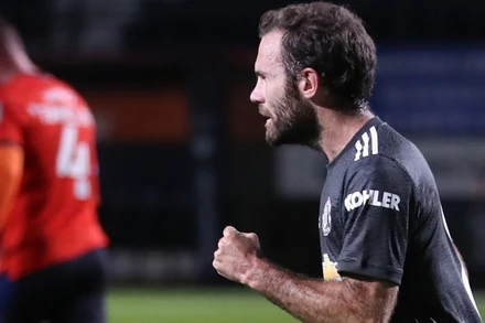 Juan Mata tỏa sáng trong chiến thắng trước Luton ở League Cup. 
